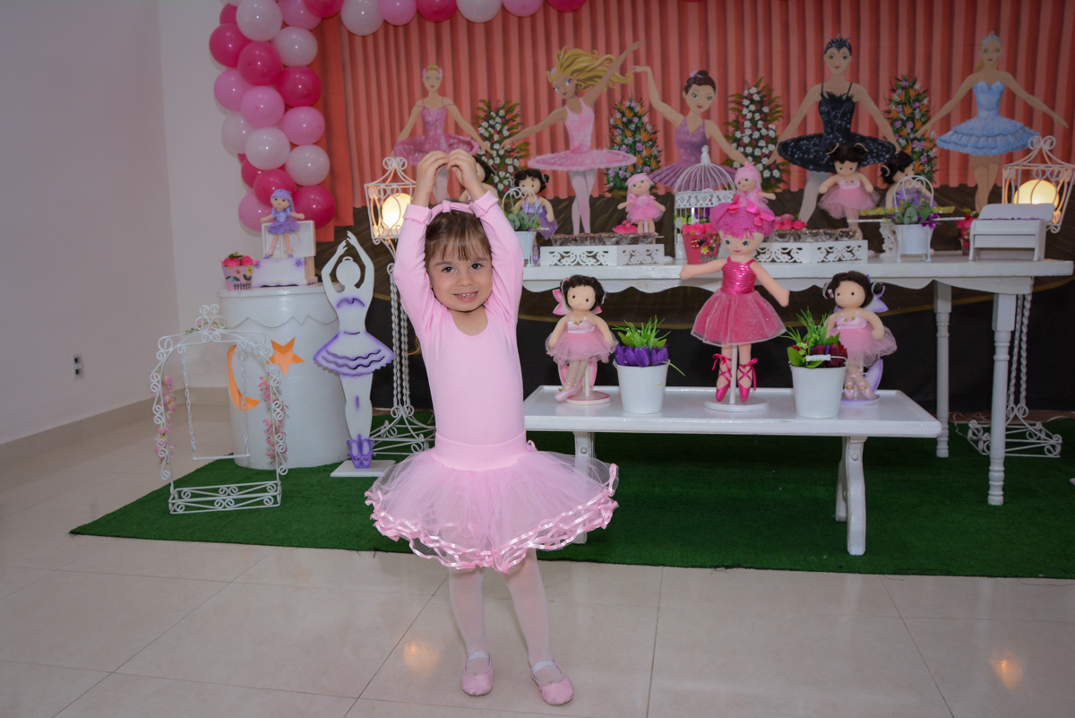 bailarina linda em frente a mesa decorada no Buffet Espaço Play, Osasco, São Paulo