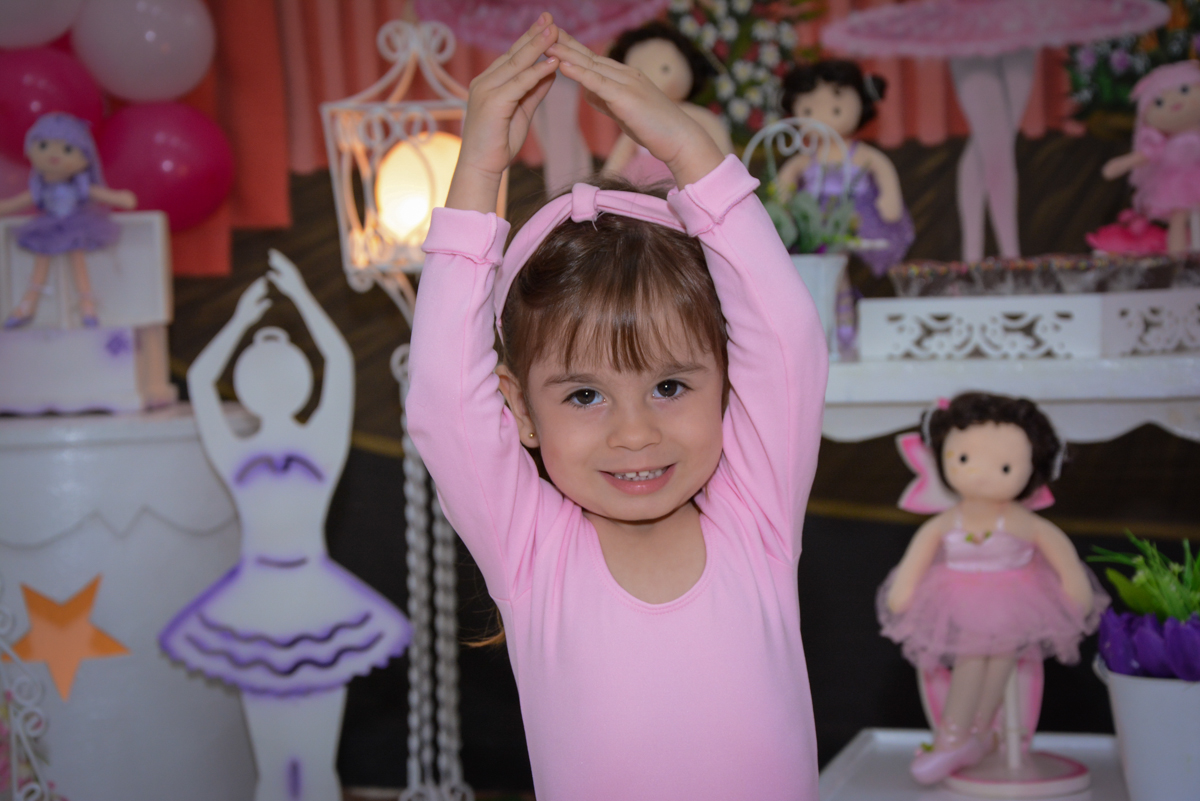 pose de bailarina para a foto no Buffet Espaço Play, Osasco, São Paulo