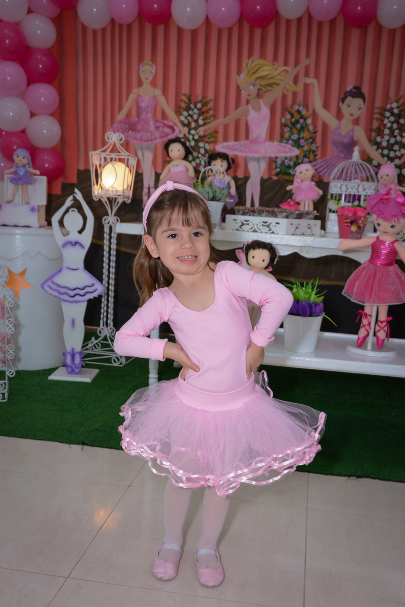 ailarina graciosa é fotografada no Buffet Espaço Play, Osasco, São Paulo