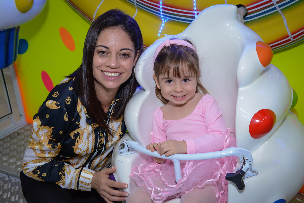 brincando no carrossel com a mamãe no Buffet Espaço Play, Osasco, São Paulo