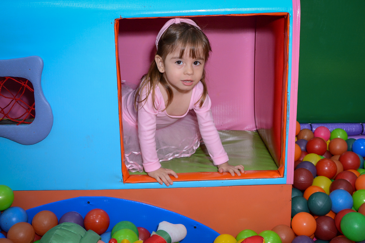brincadeira animada na área baby no Buffet Espaço Play, Osasco, São Paulo