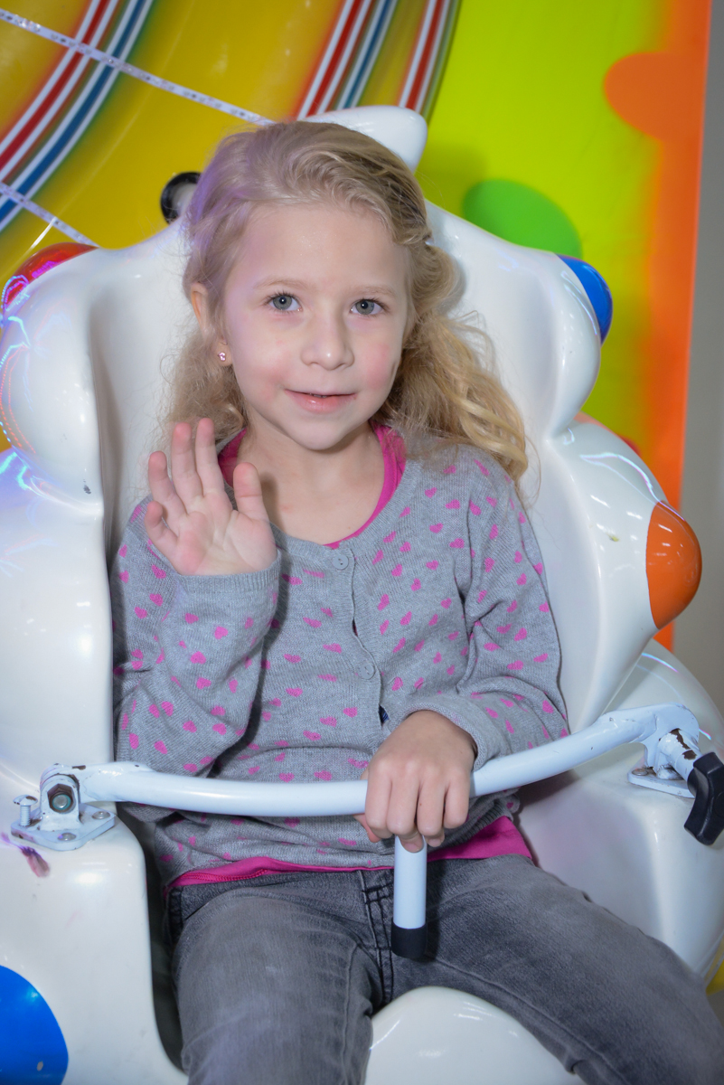 amiguinha brinca no carrosse no Buffet Espaço Play, Osasco, São Paulo