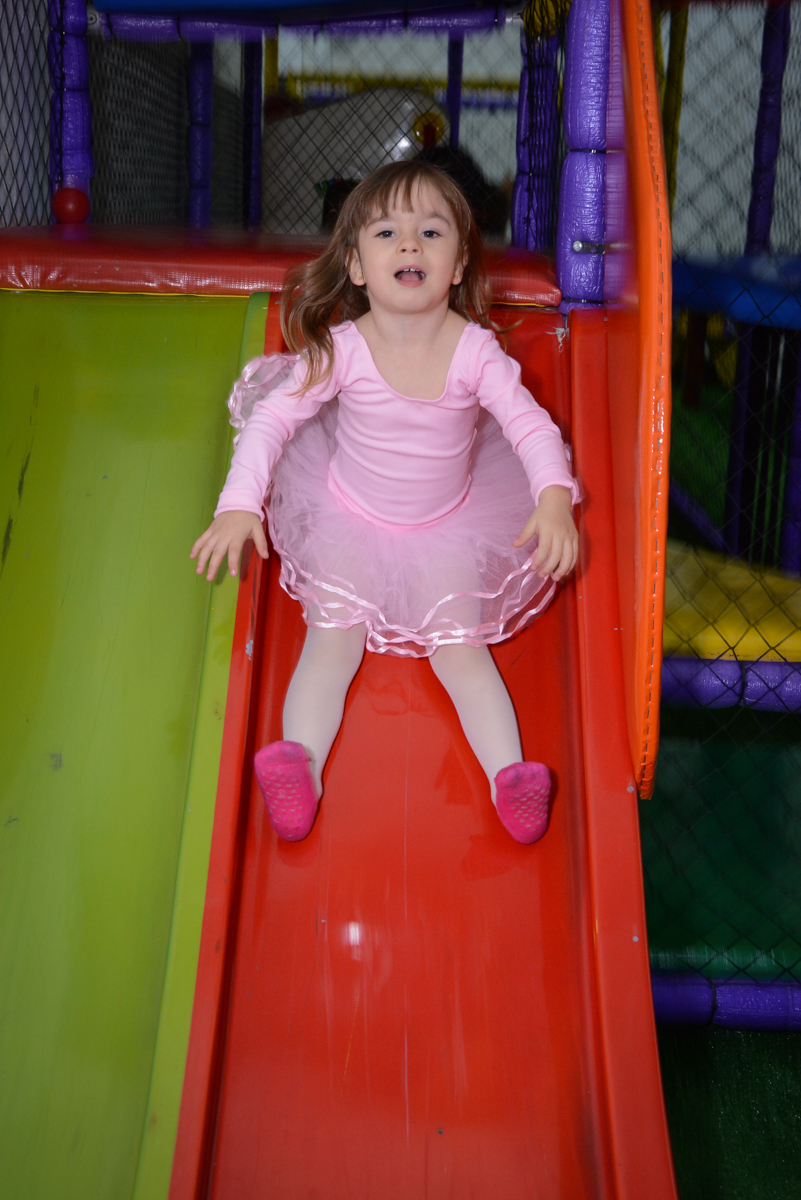 brincando no escorregador no Buffet Espaço Play, Osasco, São Paulo