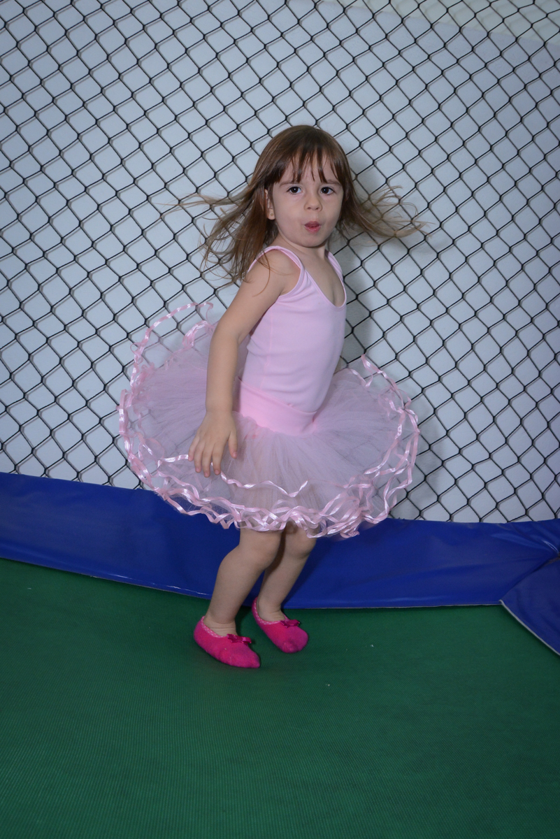 aniversariante brinca na cama elástica no Buffet Espaço Play, Osasco, São Paulo