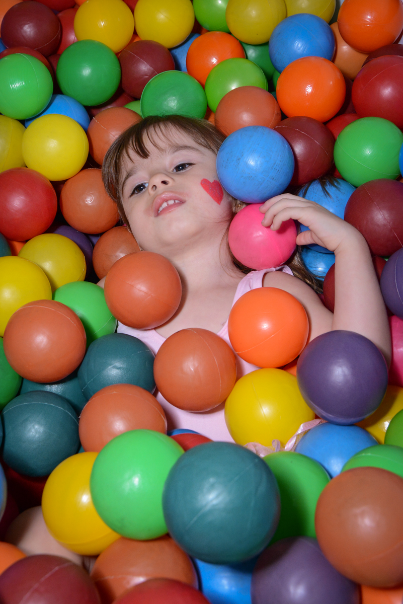 brincando na piscina de blinha no Buffet Espaço Play, Osasco, São Paulo
