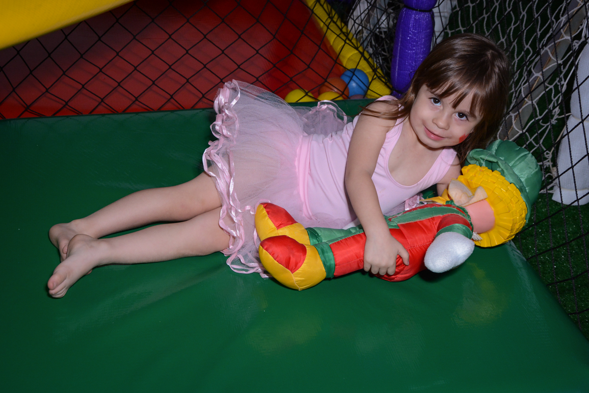 aniversariante brinca na cama elástica  com o patati no Buffet Espaço Play, Osasco, São Paulo