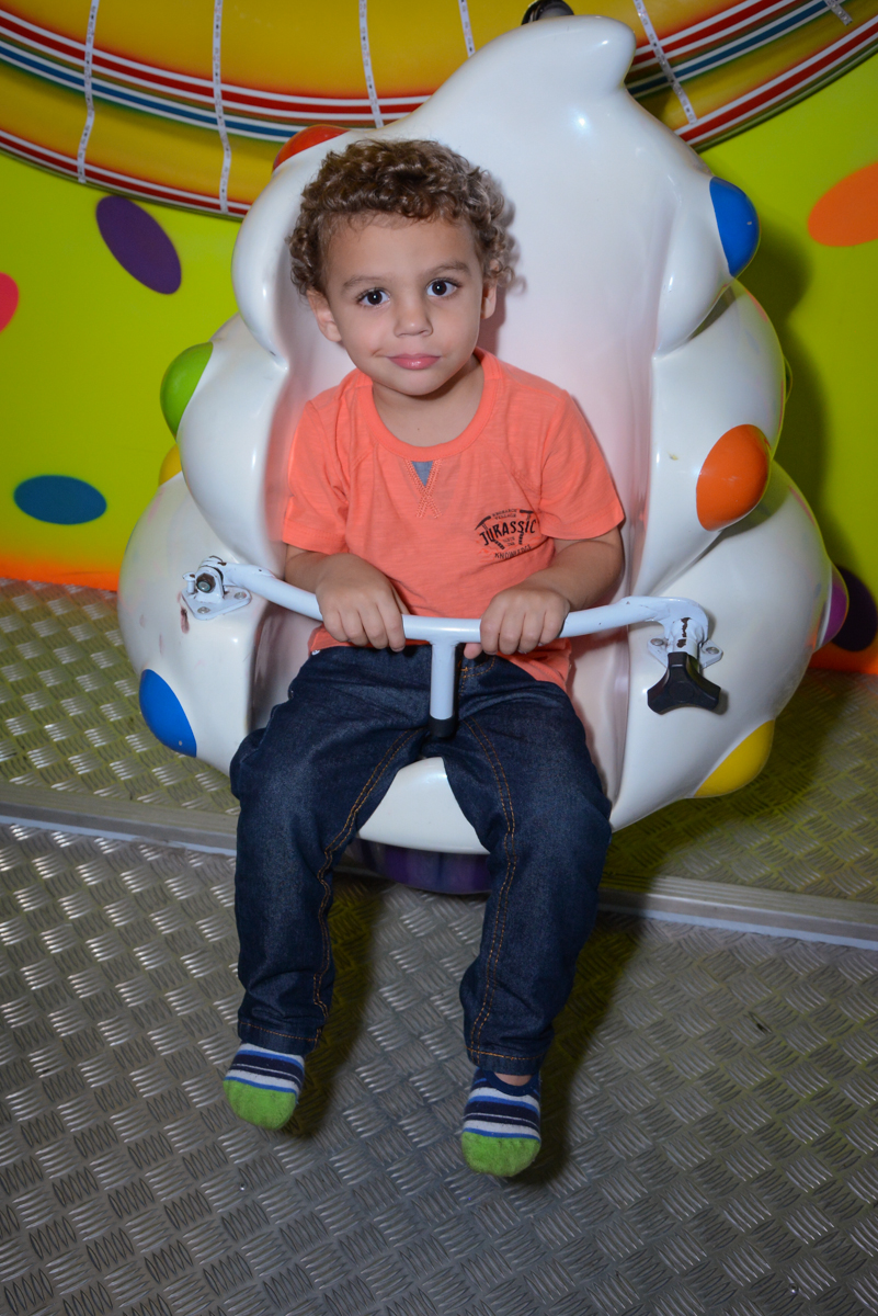 amiguinho brinca no carrossel no Buffet Espaço Play, Osasco, São Paulo