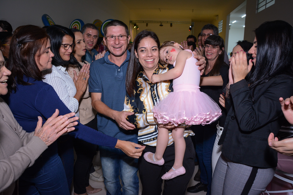 entrada da família para o parabéns no Buffet Espaço Play, Osasco, São Paulo