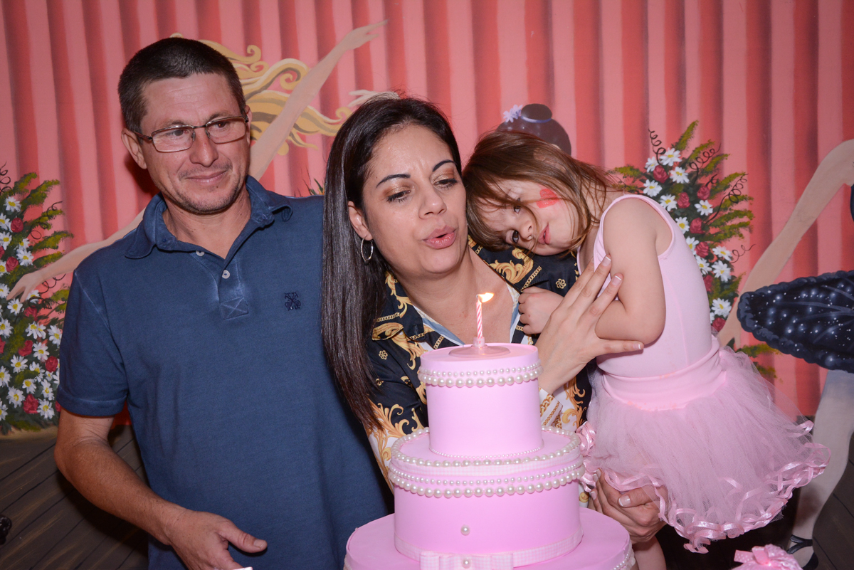 assoprando a vela do bolo no Buffet Espaço Play, Osasco, São Paulo