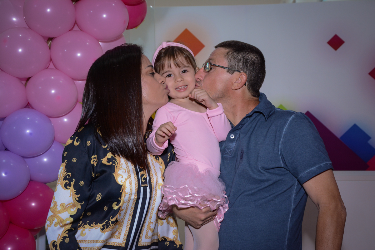 beijo sanduiche na aniversariante no Buffet Espaço Play, Osasco, São Paulo
