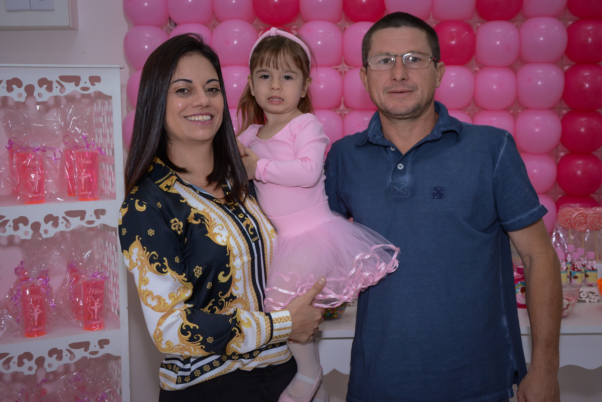 fotografia da família no arco de bexigas no Buffet Espaço Play, Osasco, São Paulo