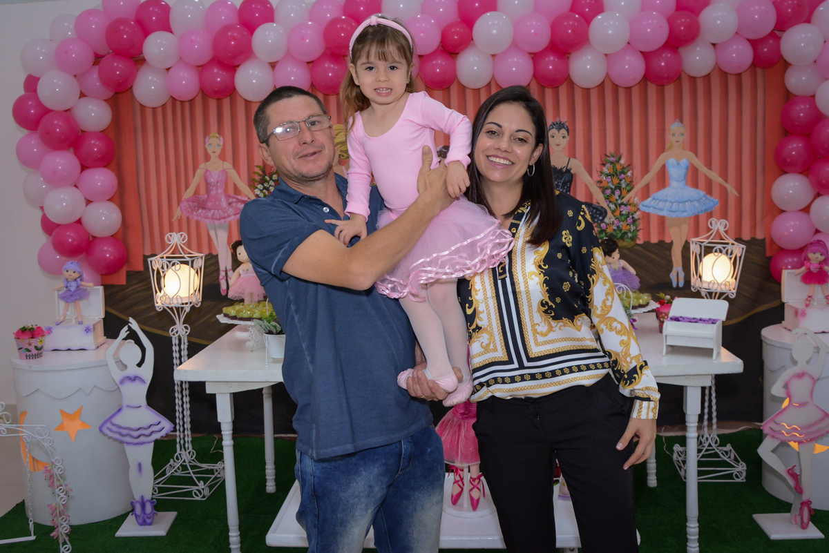 fotografia da aniversariante com os pais no Buffet Espaço Play, Osasco, São Paulo