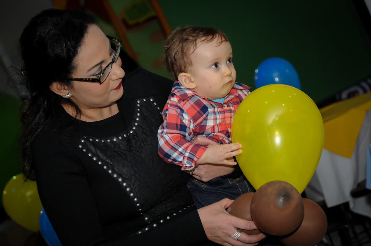 brincando com o balão no Buffet Fábrica da Alegria, Morumbi, São Paulo, SP