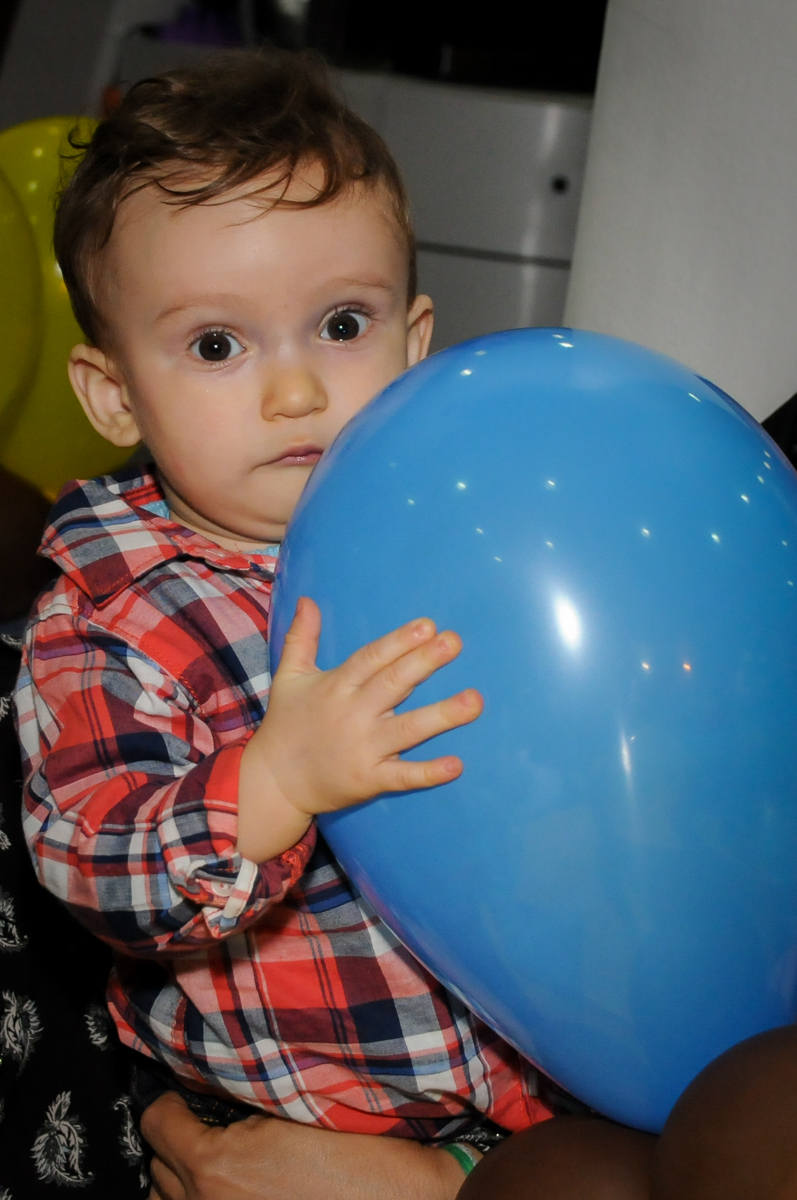 aniversariante brinca com o balão de bexiga no Buffet Fábrica da Alegria, Morumbi, São Paulo, SP