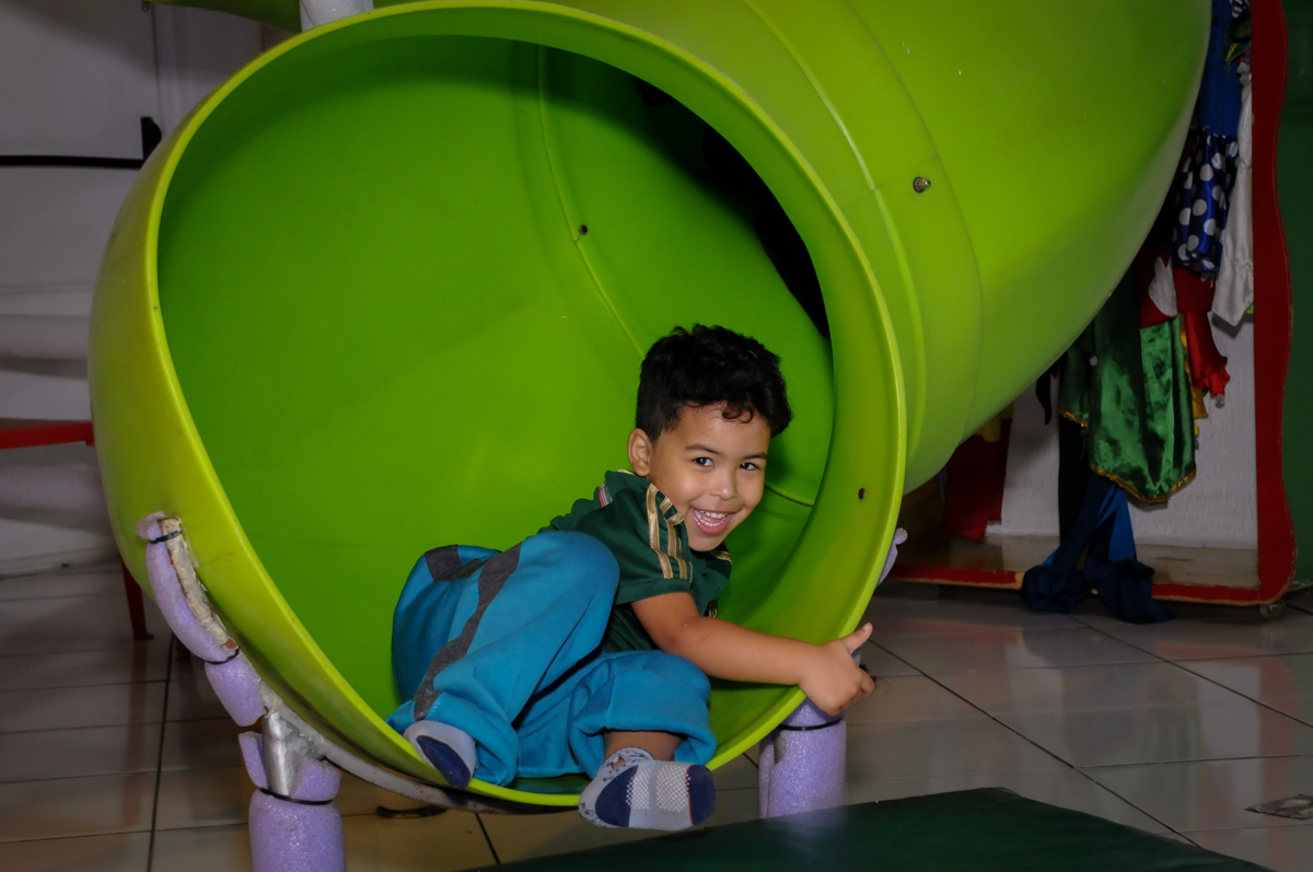 brincadeira animada no escorregador no Buffet Fábrica da Alegria, Morumbi, São Paulo, SP