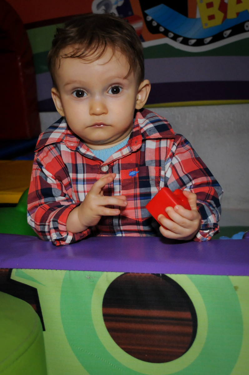aniversariante posa para foto no Buffet Fábrica da Alegria, Morumbi, São Paulo, SP