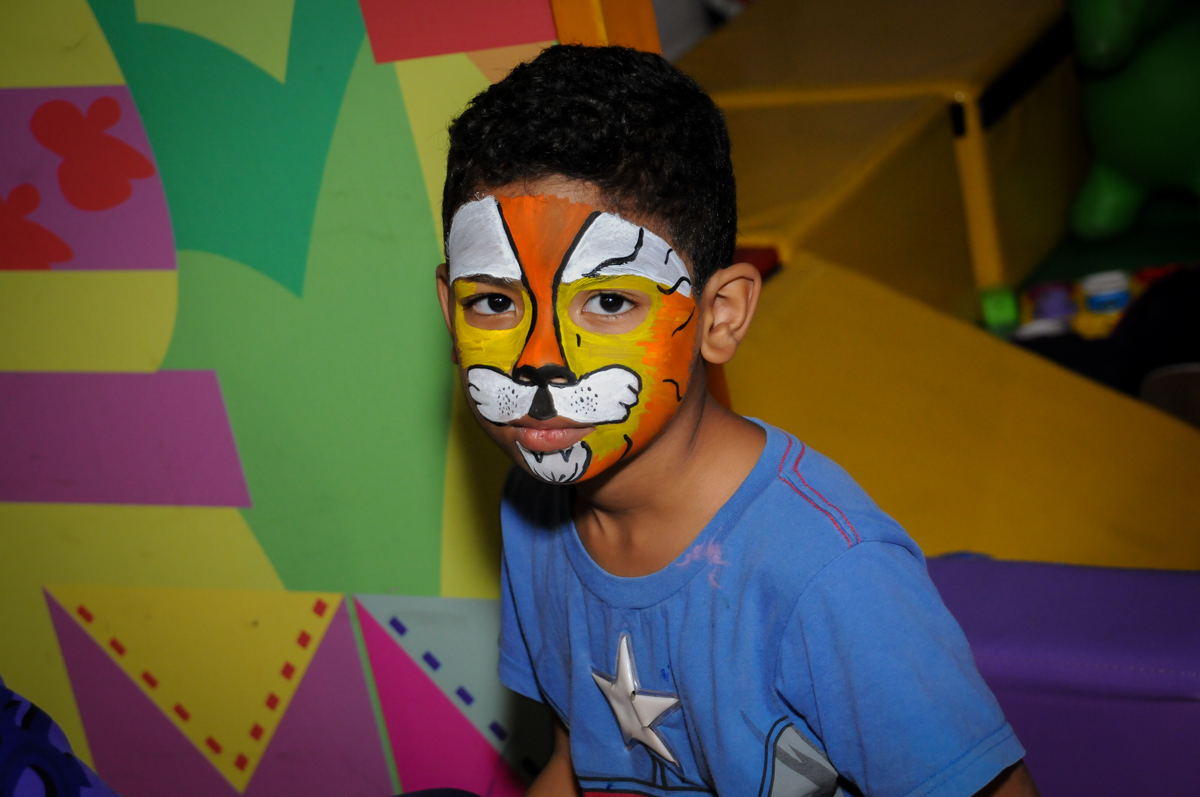 pintura no rosto no Buffet Fábrica da Alegria, Morumbi, São Paulo, SP