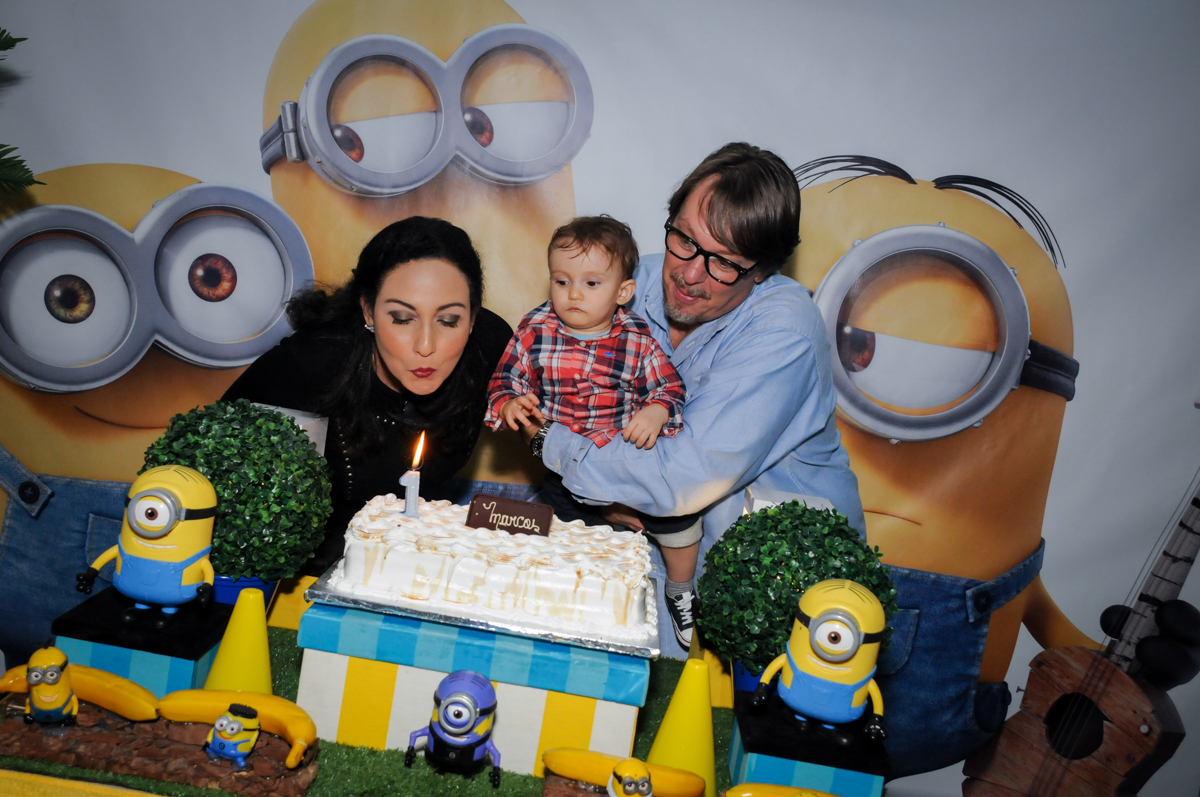 assoprando a vela do bolo no Buffet Fábrica da Alegria, Morumbi, São Paulo, SP