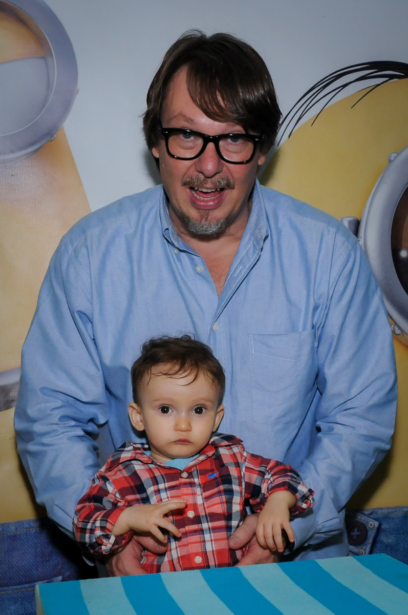 brincando com o pai na mesa decorada no Buffet Fábrica da Alegria, Morumbi, São Paulo, SP