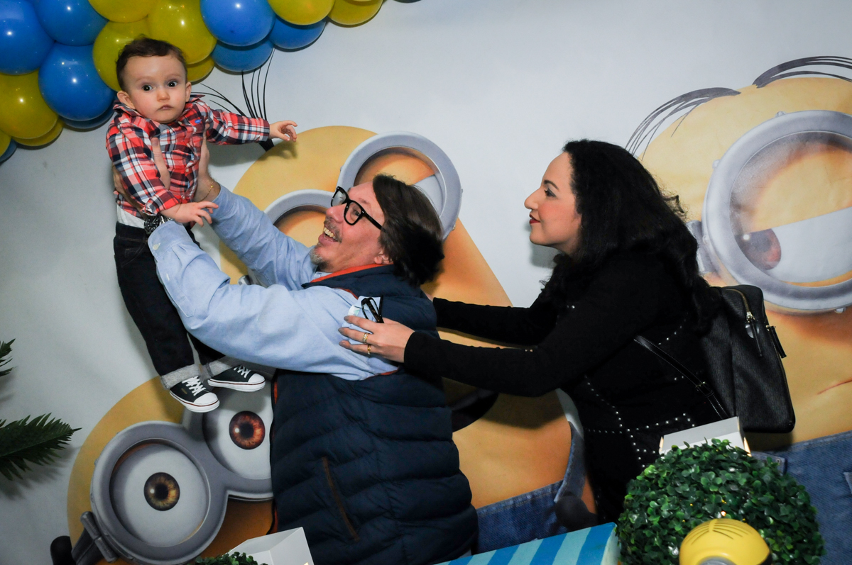 família sendo fotografada na mesa decorada no Buffet Fábrica da Alegria, Morumbi, São Paulo, SP