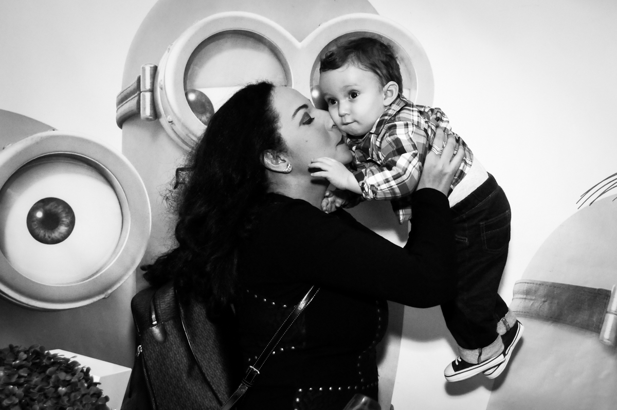 carinho gostoso da mamãe em seu filho no Buffet Fábrica da Alegria, Morumbi, São Paulo, SP