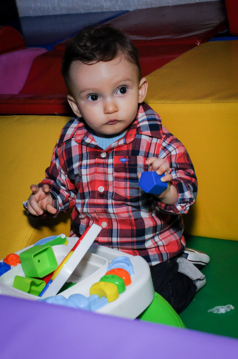 brincando na área baby no Buffet Fábrica da Alegria, Morumbi, São Paulo, SP