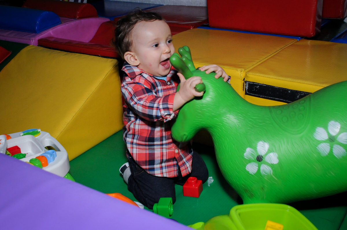 aniversariante brinca com o cavalinho inflável no Buffet Fábrica da Alegria, Morumbi, São Paulo, SP