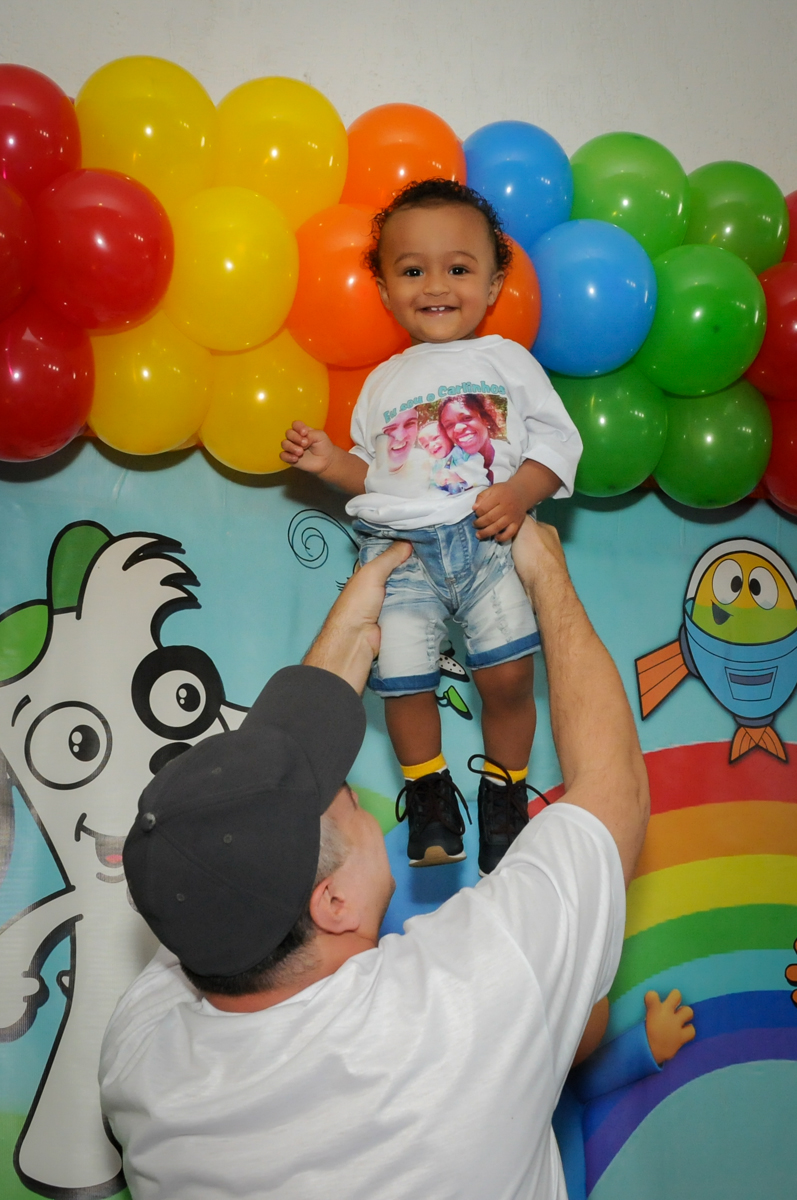 bagunça com o aniversariante no Buffet Fábrica da Alegria, Morumbi, SP, aniversário de Carlos 1 ano, tema da mesa Discovery Kids