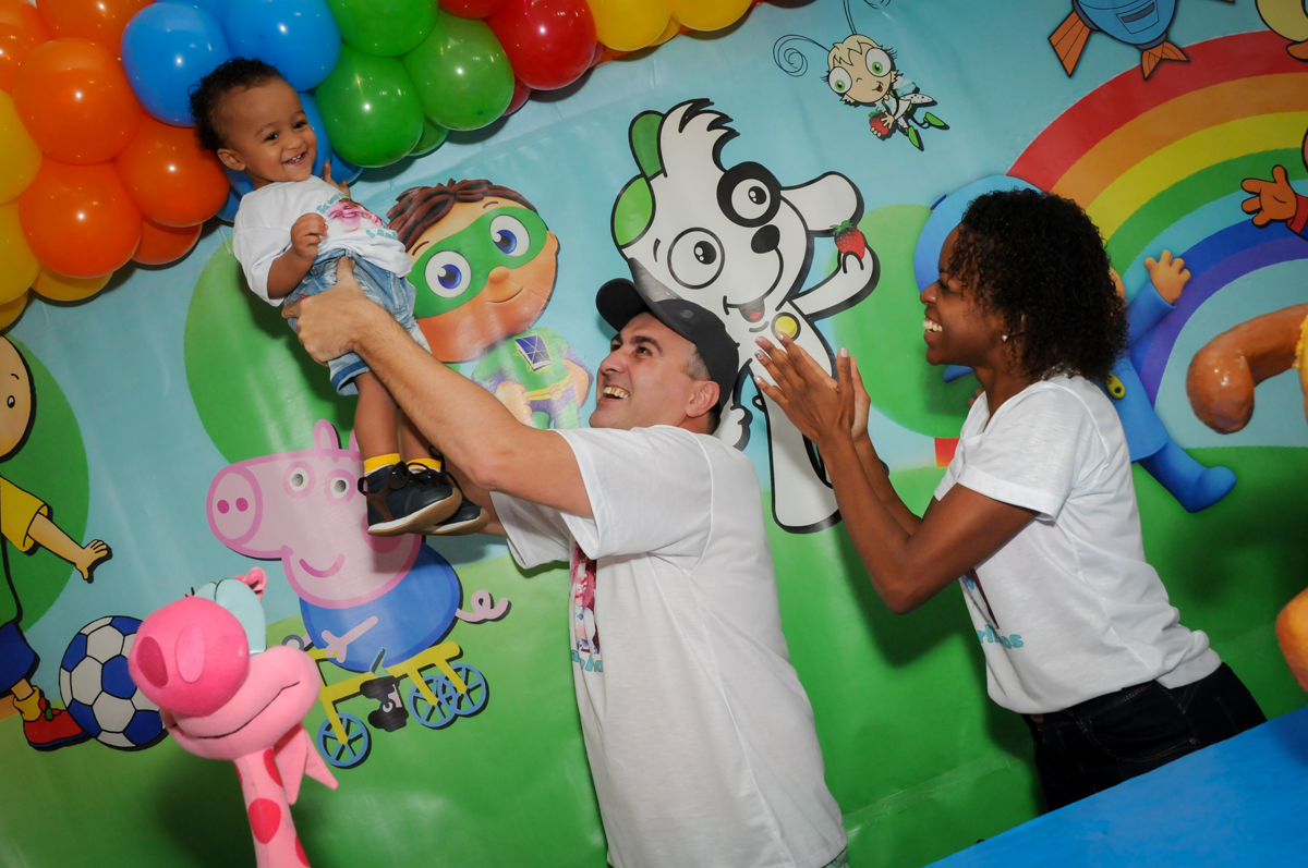 papai e mamãe brincam com o aniversariante no Buffet Fábrica da Alegria, Morumbi, SP, aniversário de Carlos 1 ano, tema da mesa Discovery Kids