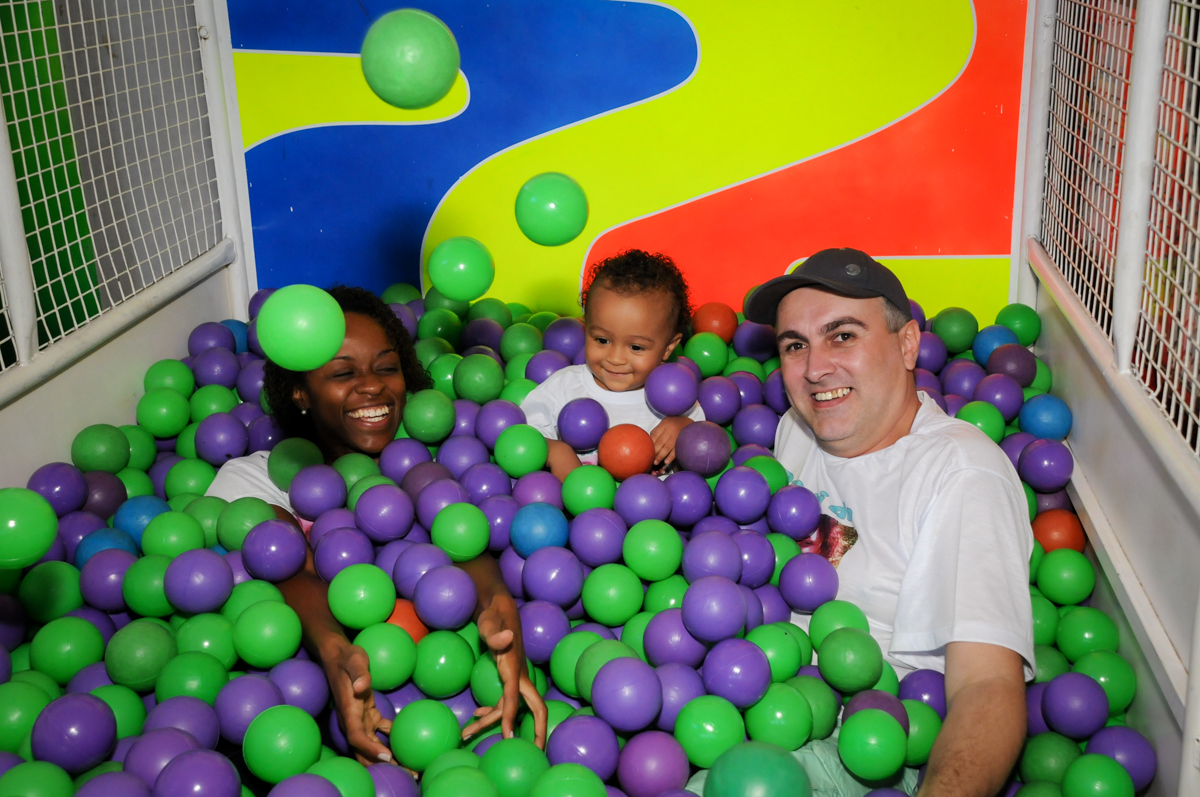 A família brincam na piscina de bolinha no Buffet Fábrica da Alegria, Morumbi, SP, aniversário de Carlos 1 ano, tema da mesa Discovery Kids