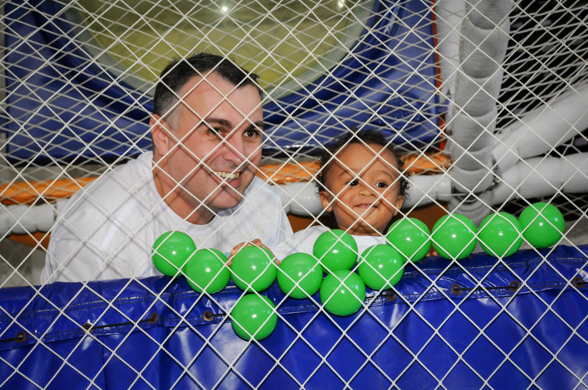 pai e filho brincam no brinqudão no Buffet Fábrica da Alegria, Morumbi, SP, aniversário de Carlos 1 ano, tema da mesa Discovery Kids