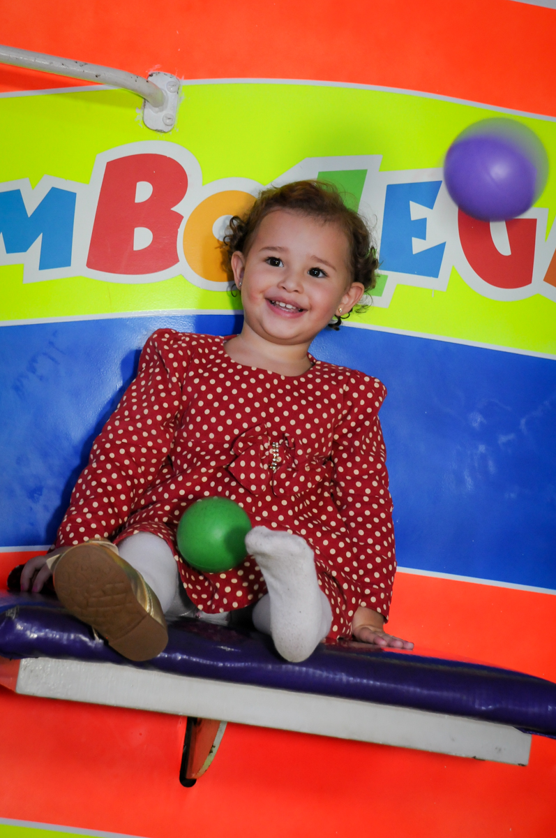 se preparamdo para cair no tombo legal no Buffet Fábrica da Alegria, Morumbi, SP, aniversário de Carlos 1 ano, tema da mesa Discovery Kids