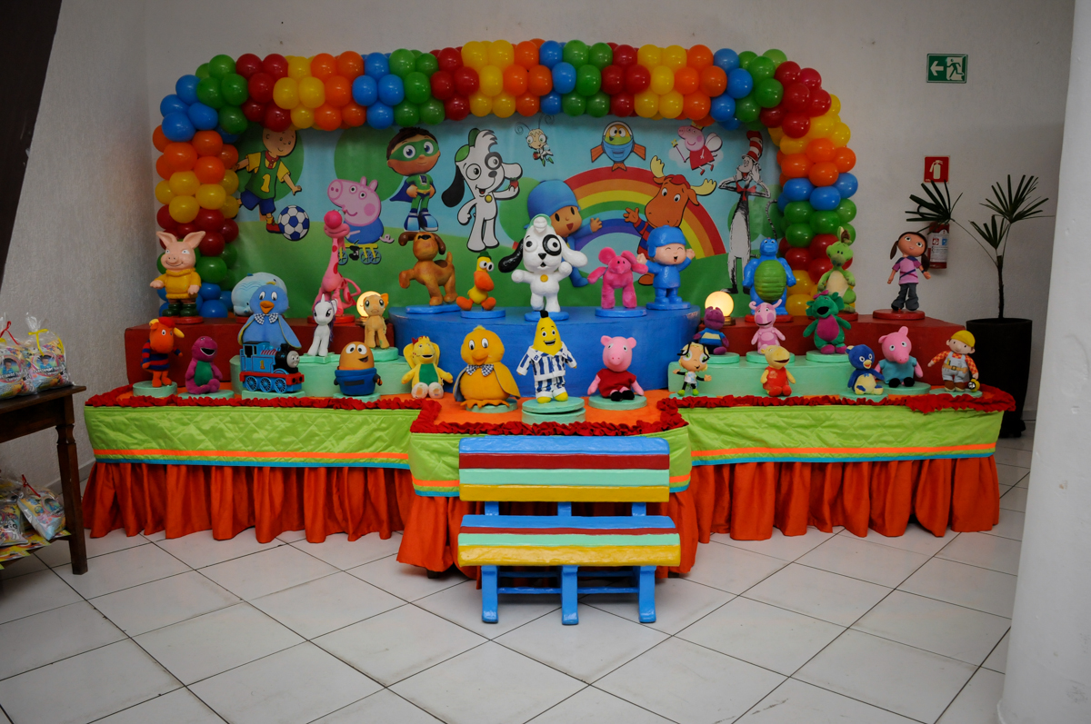 mesa tematica no Buffet Fábrica da Alegria, Morumbi, SP, aniversário de Carlos 1 ano, tema da mesa Discovery Kids