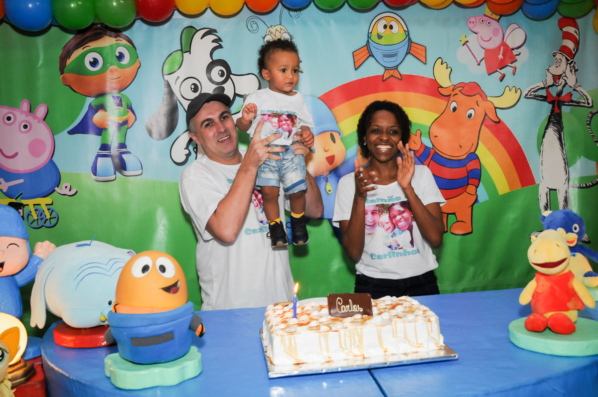 muita alegria na hora do parabéns no Buffet Fábrica da Alegria, Morumbi, SP, aniversário de Carlos 1 ano, tema da mesa Discovery Kids