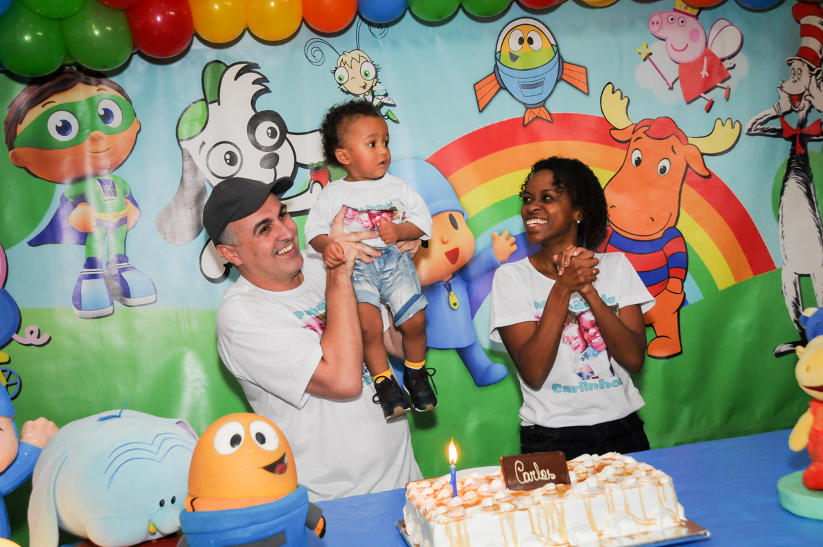 aniversariante feliz na hora do parabéns no Buffet Fábrica da Alegria, Morumbi, SP, aniversário de Carlos 1 ano, tema da mesa Discovery Kids