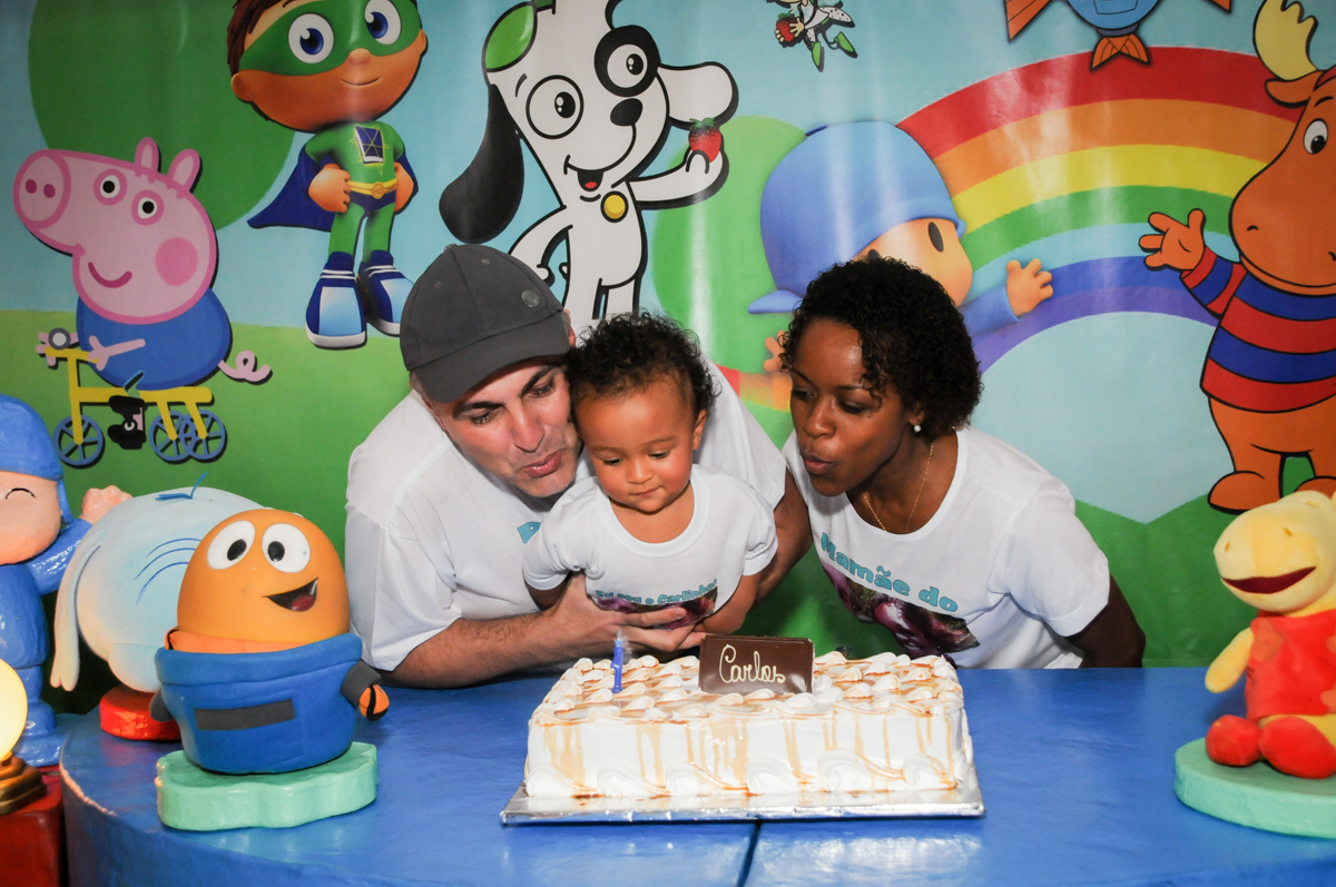 soprando a vela do bolo no Buffet Fábrica da Alegria, Morumbi, SP, aniversário de Carlos 1 ano, tema da mesa Discovery Kids