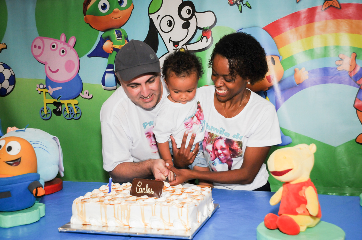 corte do primeiro pedaço de bolo no Buffet Fábrica da Alegria, Morumbi, SP, aniversário de Carlos 1 ano, tema da mesa Discovery Kids