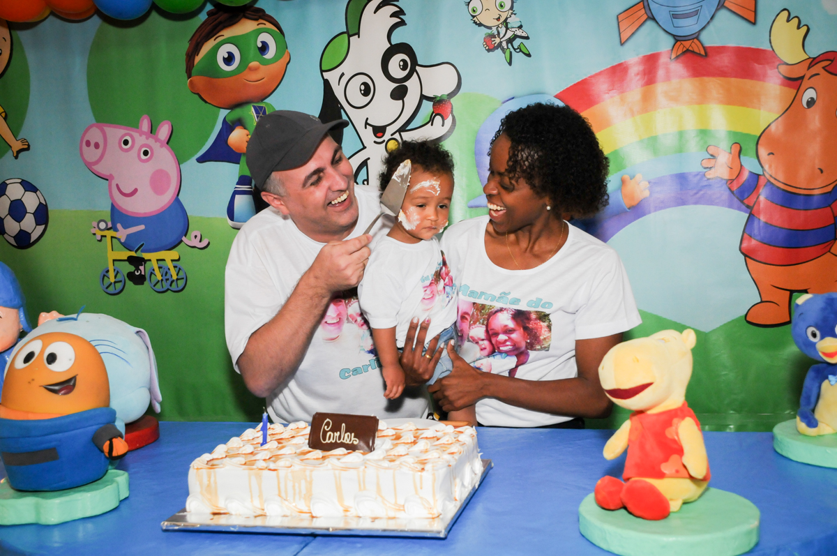 papai lambuza o aniversariante com bolo no Buffet Fábrica da Alegria, Morumbi, SP, aniversário de Carlos 1 ano, tema da mesa Discovery Kids
