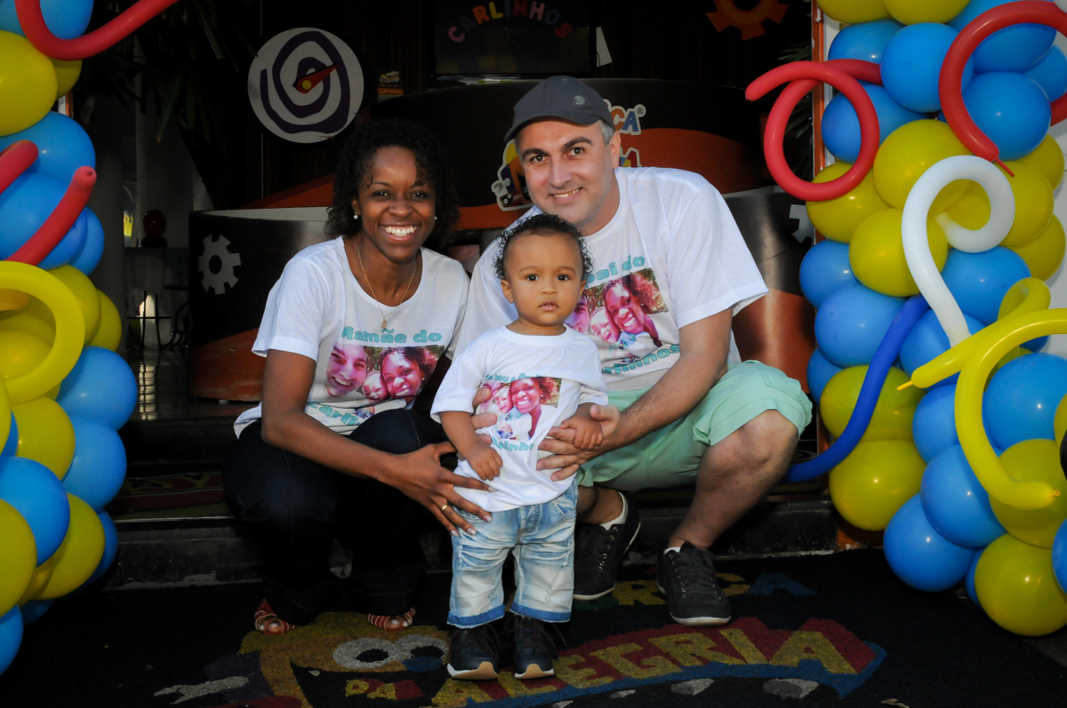 fotografia da família no arco de bexigas no Buffet Fábrica da Alegria, Morumbi, SP, aniversário de Carlos 1 ano, tema da mesa Discovery Kids