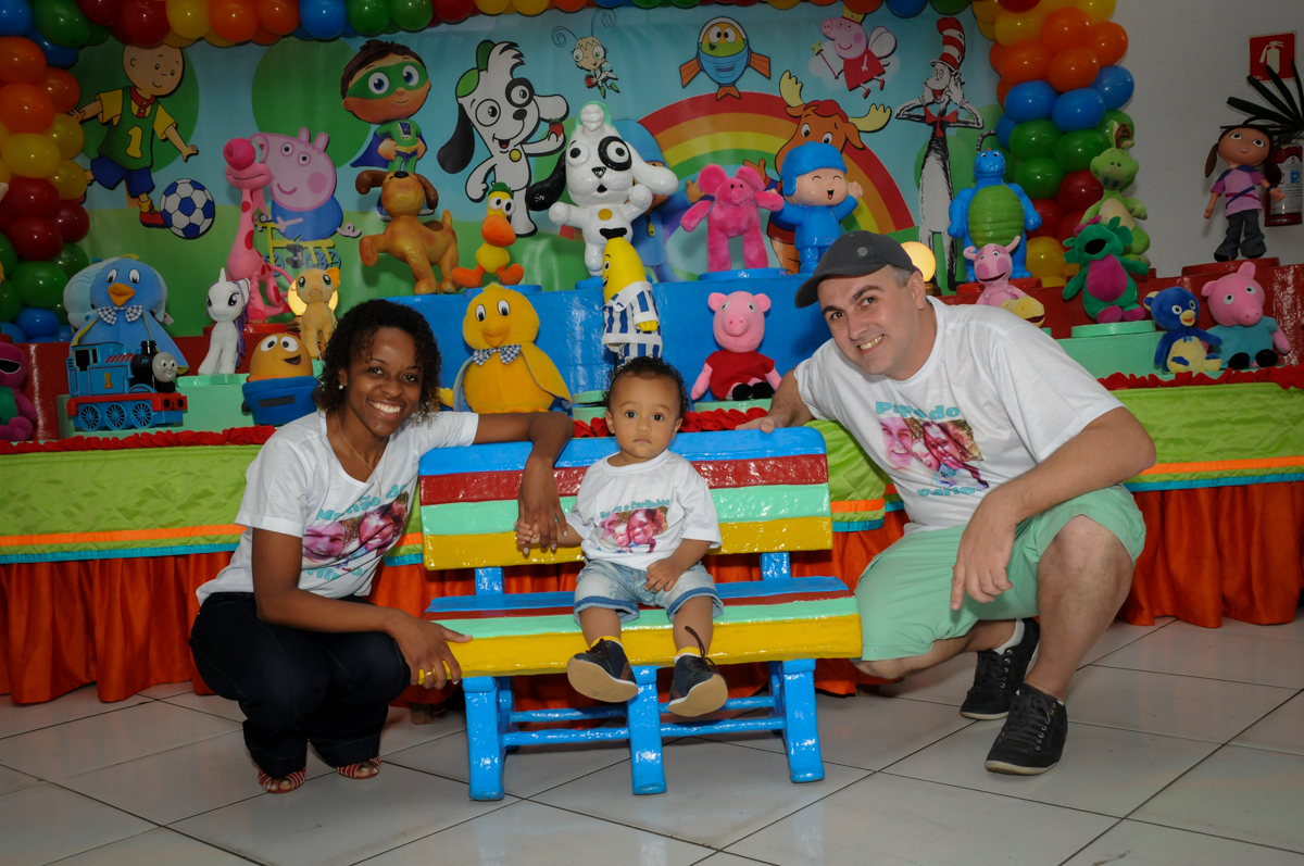 foto em frente a mesa no Buffet Fábrica da Alegria, Morumbi, SP, aniversário de Carlos 1 ano, tema da mesa Discovery Kids