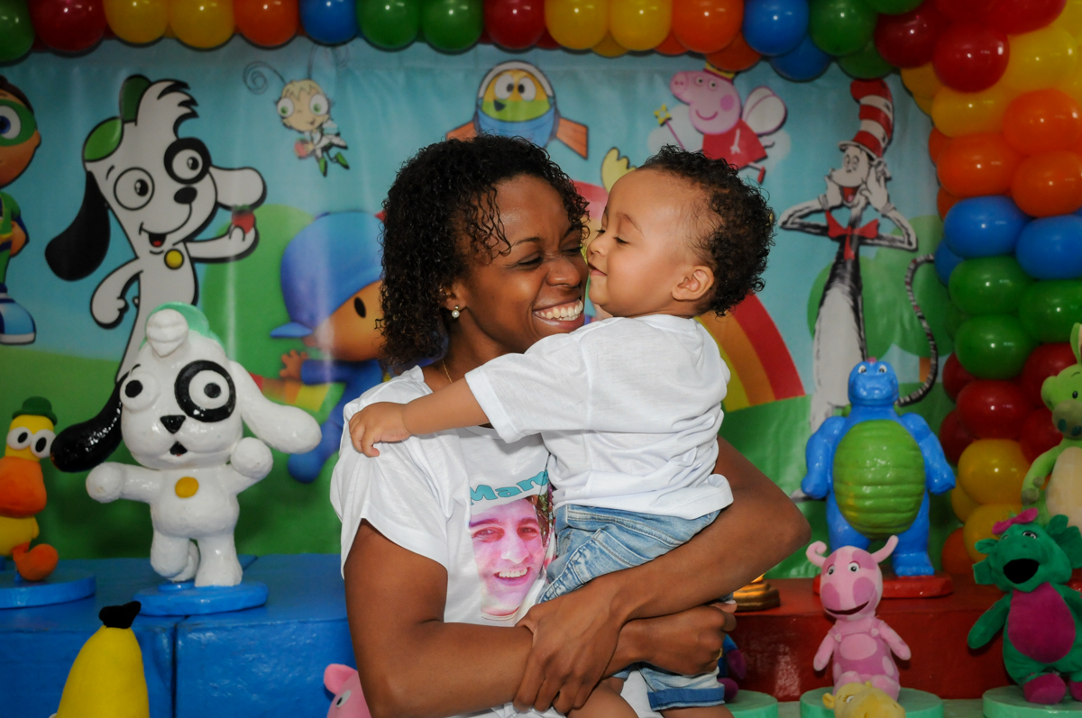 carinho da mamãe no Buffet Fábrica da Alegria, Morumbi, SP, aniversário de Carlos 1 ano, tema da mesa Discovery Kids