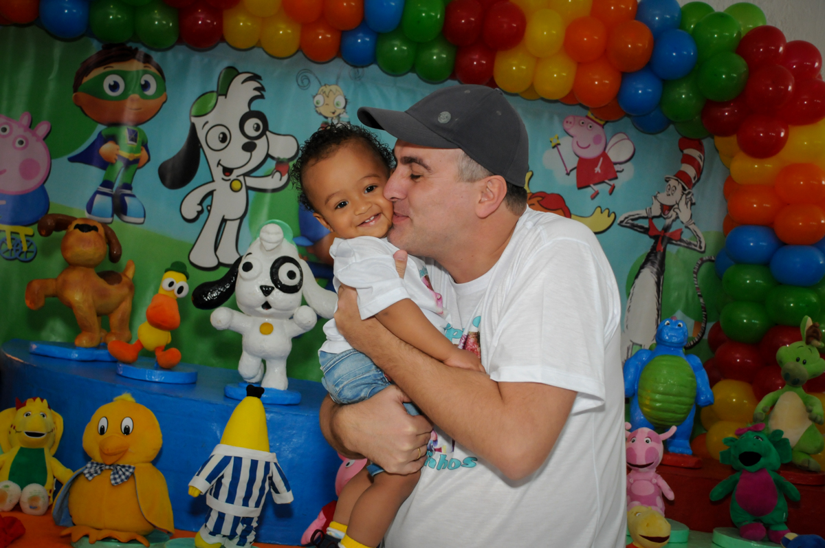 fotografia pai e filho no Buffet Fábrica da Alegria, Morumbi, SP, aniversário de Carlos 1 ano, tema da mesa Discovery Kids