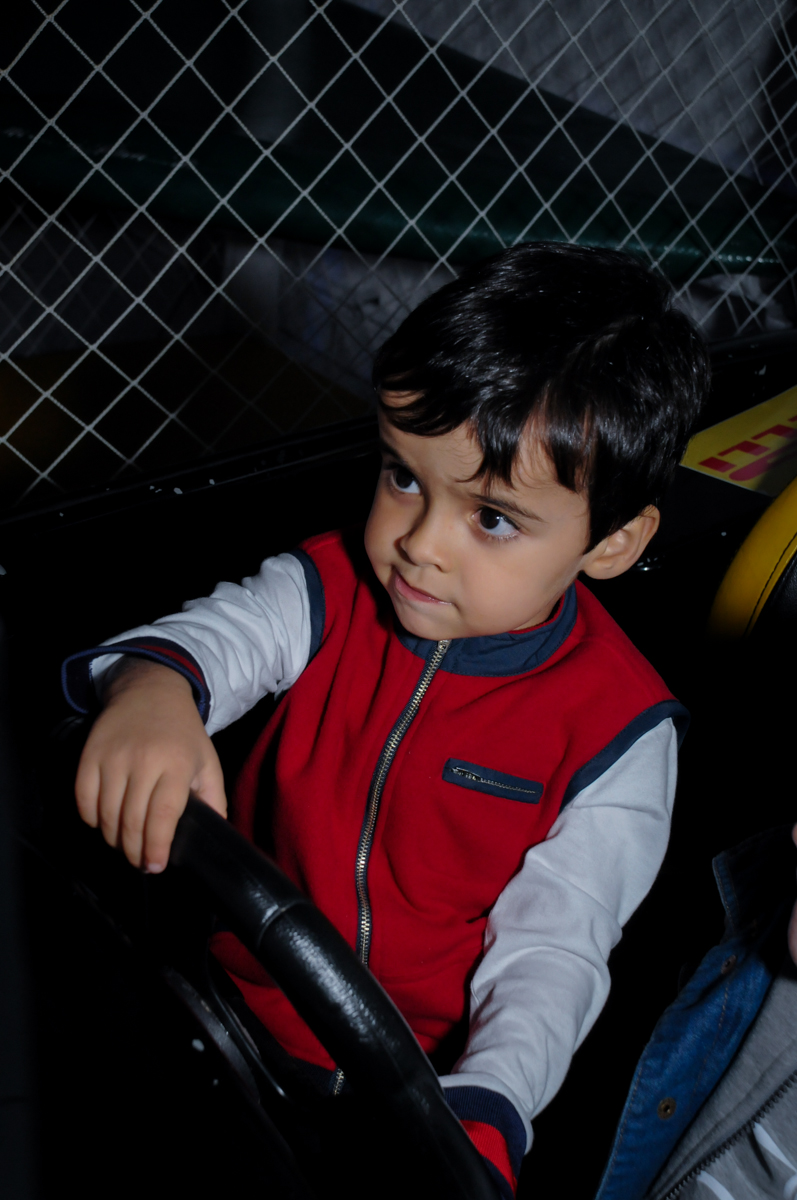 brincando no carrinho de corridas no buffet fábrica da alegria morumbi, sao paulo,sp, aniversário de brunna hadassa 6 anos, tema da festa a bela e a fera