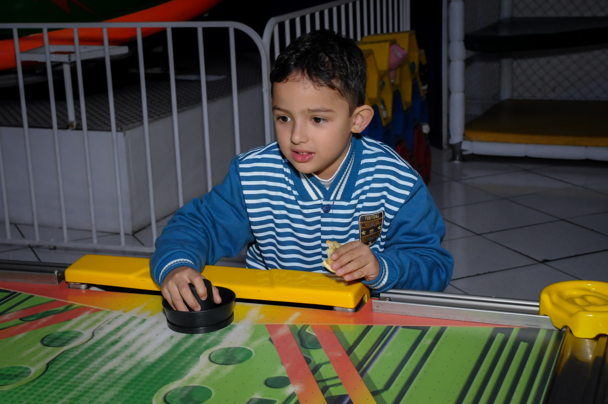 jogando futebol de mesa no buffet fábrica da alegria morumbi, sao paulo,sp, aniversário de brunna hadassa 6 anos, tema da festa a bela e a fera