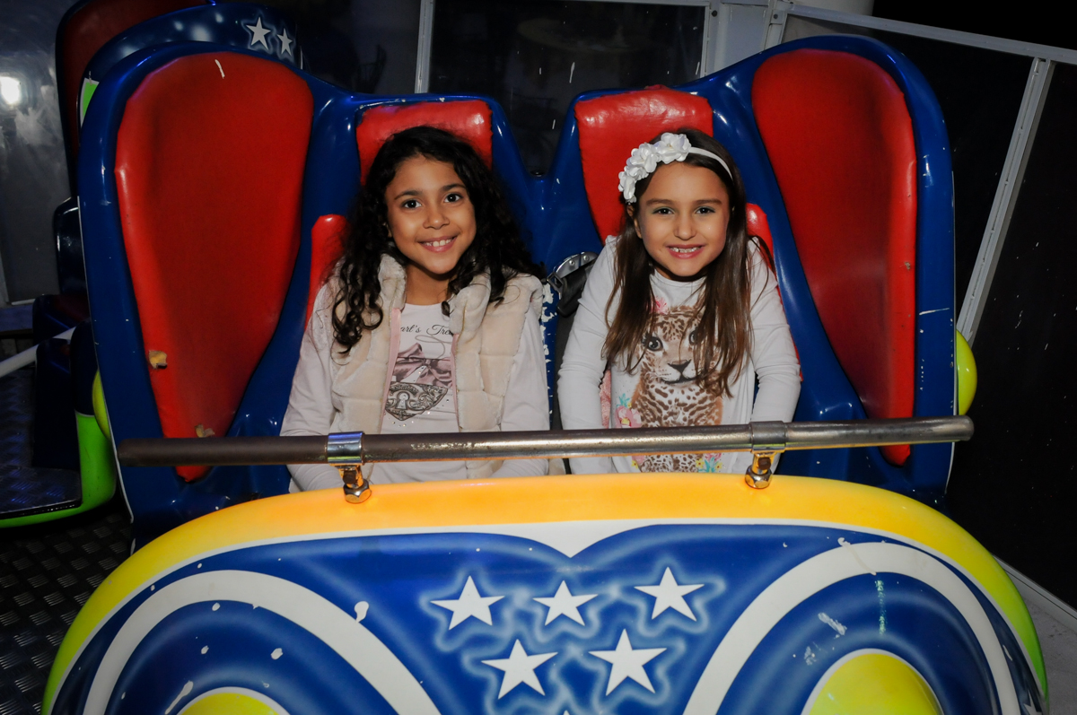 muito divertido brincar no brinquedo jornada nas estrelas no buffet fábrica da alegria morumbi, sao paulo,sp, aniversário de brunna hadassa 6 anos, tema da festa a bela e a fera