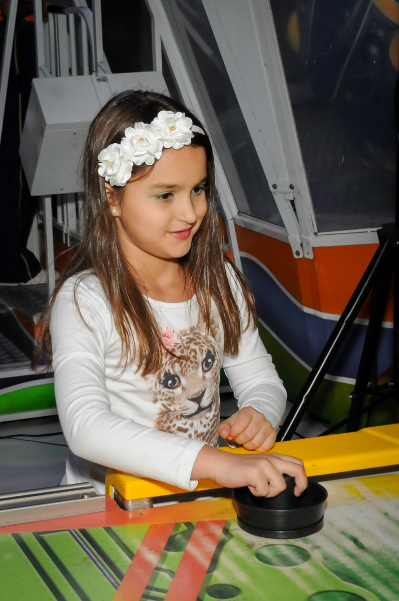futebol de mesa com muitos gols no buffet fábrica da alegria morumbi, sao paulo,sp, aniversário de brunna hadassa 6 anos, tema da festa a bela e a fera