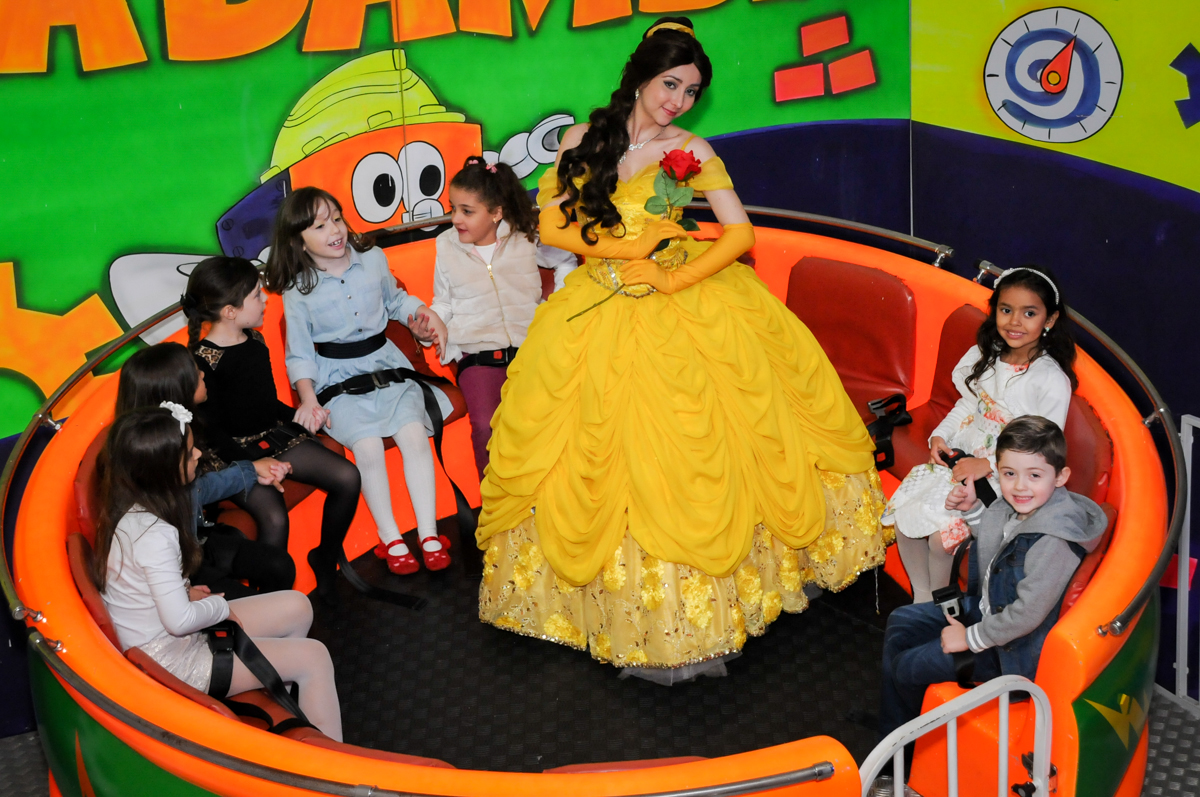 A bela brinca no labamba com as crianças no buffet fábrica da alegria morumbi, sao paulo,sp, aniversário de brunna hadassa 6 anos, tema da festa a bela e a fera