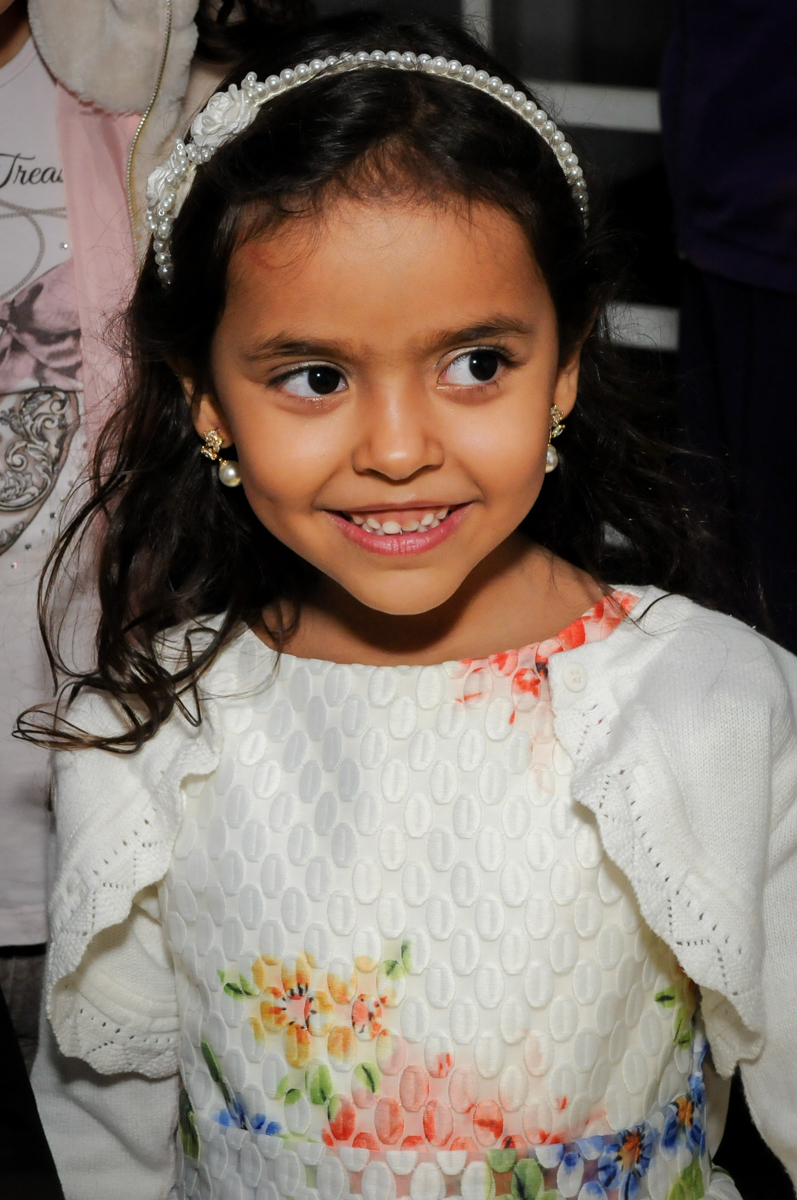 aniversariante feliz em sua festa no buffet fábrica da alegria morumbi, sao paulo,sp, aniversário de brunna hadassa 6 anos, tema da festa a bela e a fera