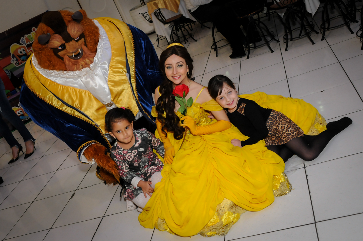 as crianças faz foto com a bela no buffet fábrica da alegria morumbi, sao paulo,sp, aniversário de brunna hadassa 6 anos, tema da festa a bela e a fera