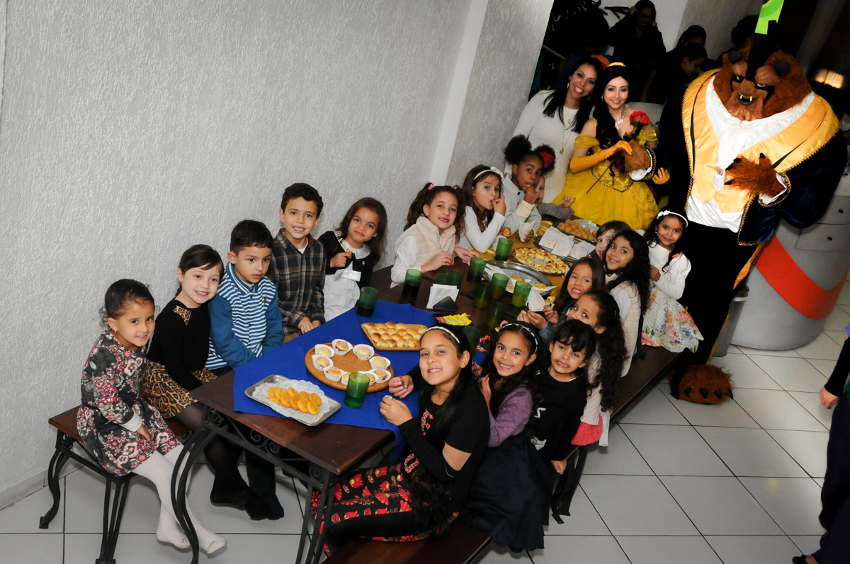 hora do lanche das crianças no buffet fábrica da alegria morumbi, sao paulo,sp, aniversário de brunna hadassa 6 anos, tema da festa a bela e a fera